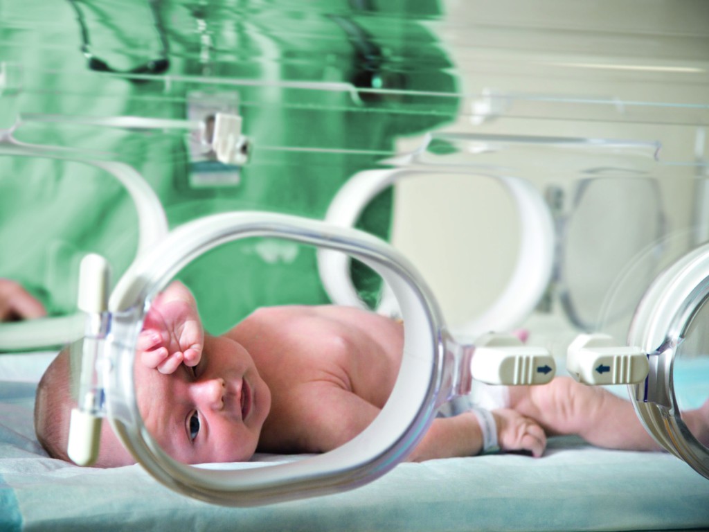 Neugeborenes im Inkubator